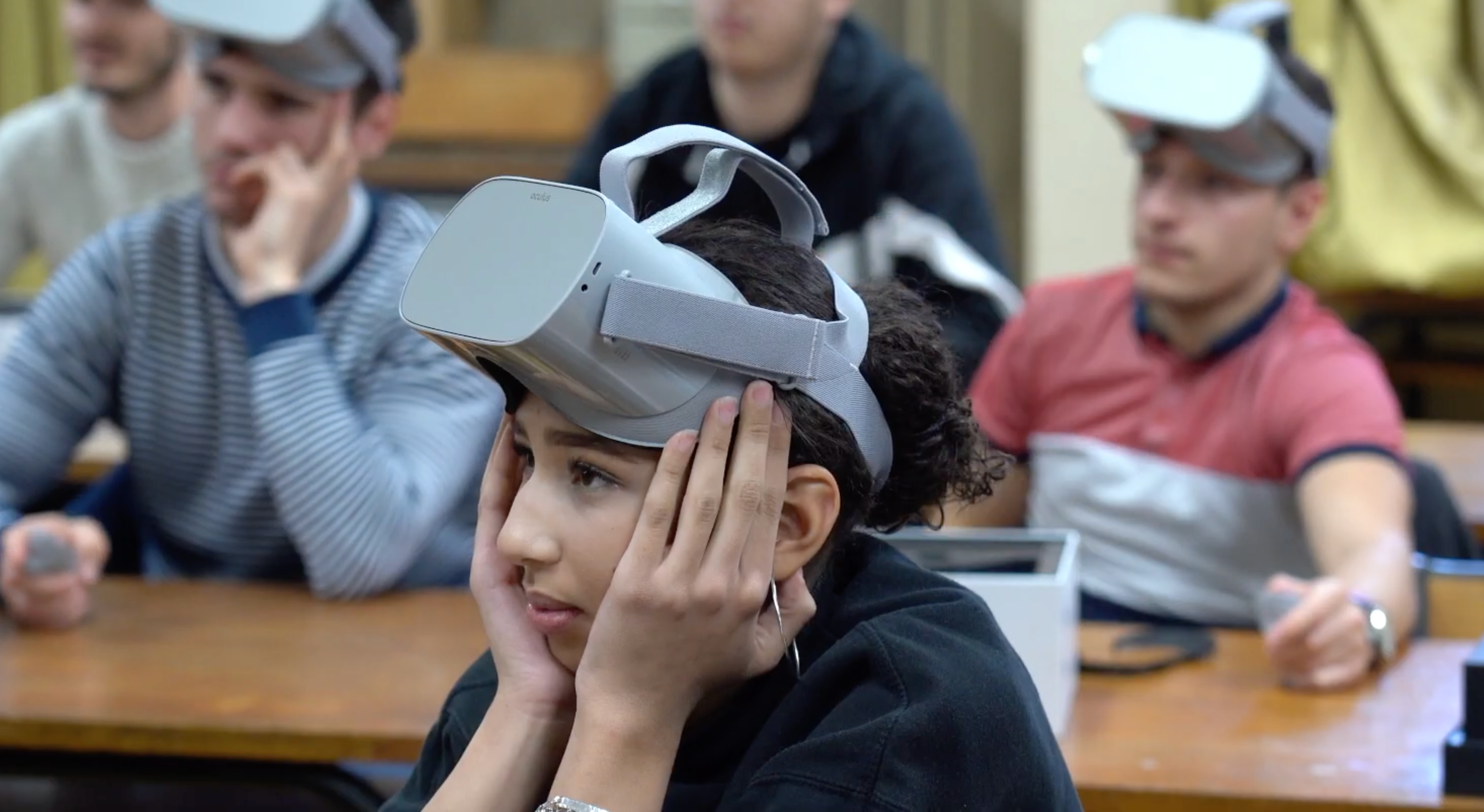 auditrice avec un casque de réalité virtuelle sur le front